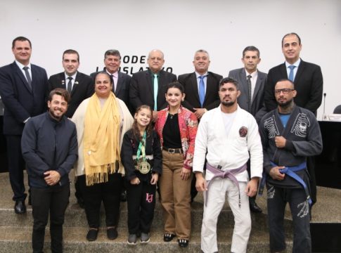 Câmara de Mundo Novo exalta o sucesso da Festa das Nações e recebe atleta mirim Lara Júlia
