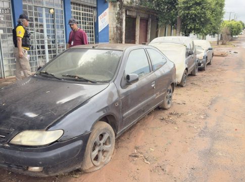 Governo de Mundo Novo intensifica fiscalização de veículos abandonados em vias públicas