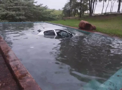 Mulher morre após perseguição acabar com carro em piscina