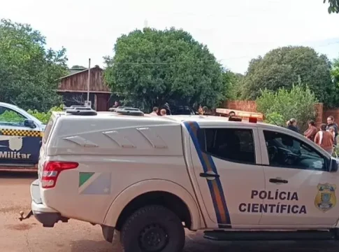 Mulher é encontrada morta dentro de casa e filho é levado para delegacia em Dourados