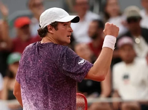 João Fonseca derrota Casper Ruud e avança às quartas de final de Roland Garros