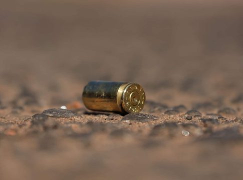 Criança de 2 anos morre e mãe fica ferida em tiroteio no Noroeste