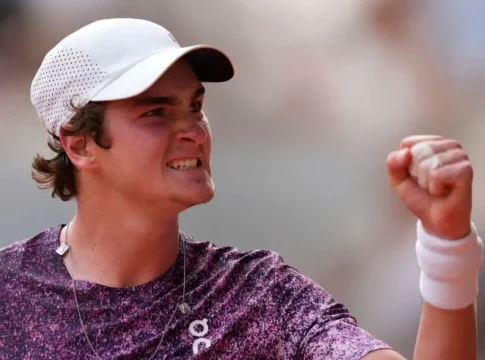 Em jogo épico, João Fonseca elimina Novak Djokovic no Aberto da França