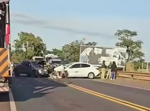 Colisão entre veículo oficial e picape deixa três feridos na BR-163 em Campo Grande