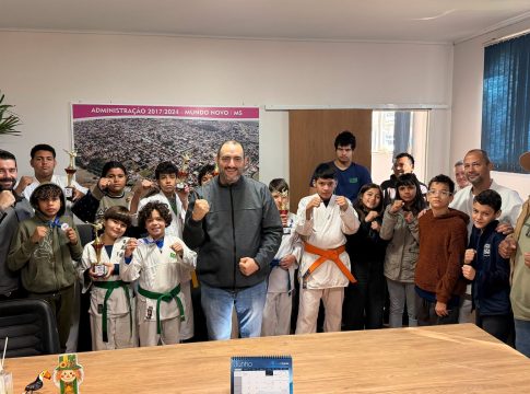 Governo de Mundo Novo recebe atletas de karatê campeões em competição no Paraná