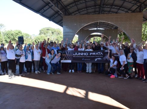 Grupo da terceira idade participa de caminhada alusiva ao Junho Prata, mês de combate à violência contra a pessoa idosa