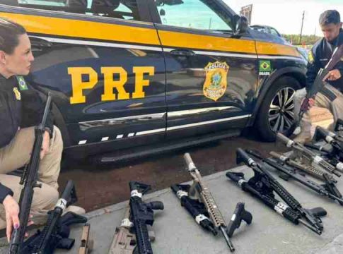 PRF apreende 26 fuzis durante abordagem a caminhão no Paraná