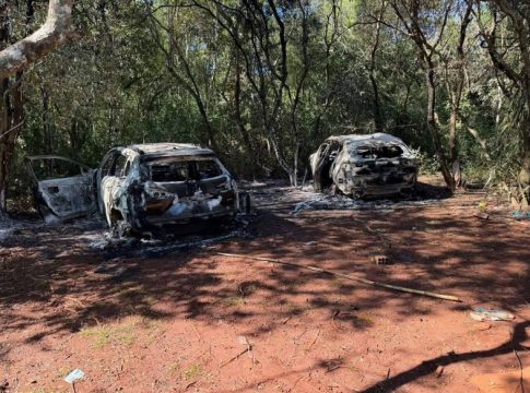Carros são encontrados queimados às margens do Lago de Itaipu e podem estar ligados a mega assalto no Paraguai