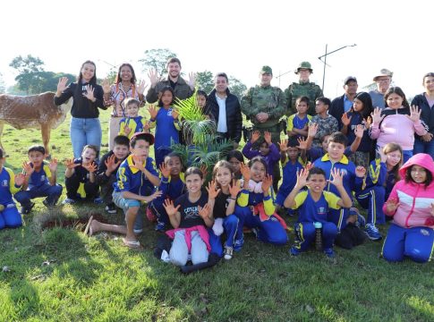 Pequenas mãos, grandes exemplos: ação do Junho Verde une estudantes e BPFron em plantio de árvores