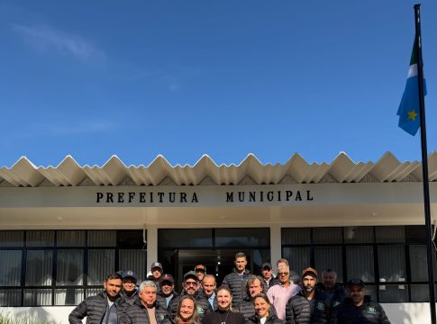 Motoristas do transporte escolar recebem uniformes de inverno em Eldorado
