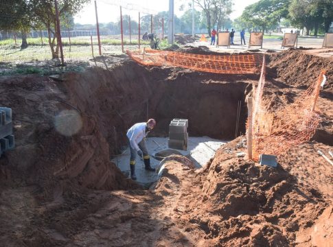Obras de drenagem no bairro Vila Nova e Vila Nova Esperança são retomadas após período de fortes chuvas