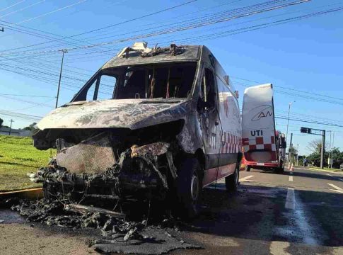 Motorista consegue se salvar antes de ambulância ser destruída pelo fogo próximo ao Aeroporto