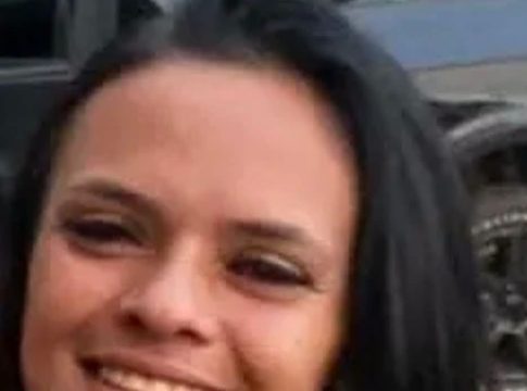 Mulher é assassinada e ao lado do corpo cartaz de “justiceiros da fronteira”