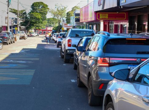 Zona azul gratuita busca criar vagas de estacionamento em Naviraí