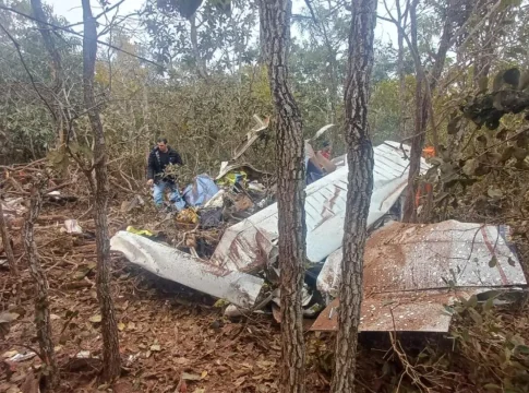 Neblina a 200 pés de pista de aeroporto teria causado queda de avião e morte de jornalista alemã