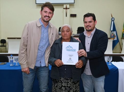 Prefeitura de Itaquiraí entregou os termos de doação dos lotes às famílias beneficiadas pelo Projeto Substituição de Moradia Precária, no Jardim das Mães