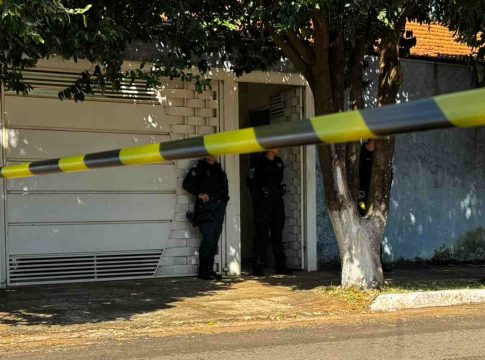 AGORA: Vizinhos encontram casal morto em residência na Capital