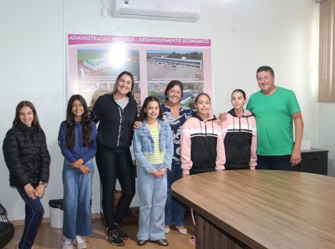 Governo de Mundo Novo recebe atletas do Projeto Raio de Sol após participação no JOJUMS 2026