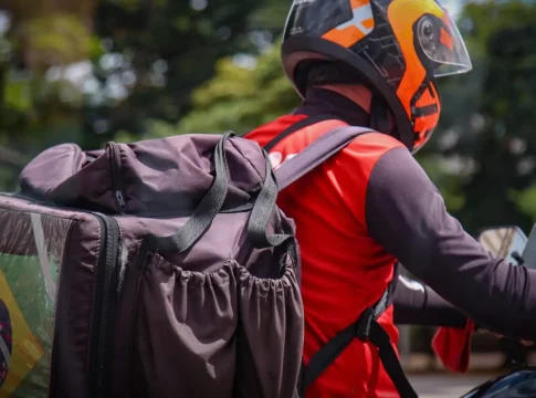 Durante entrega, motociclista bate em árvore e morre em Itaporã