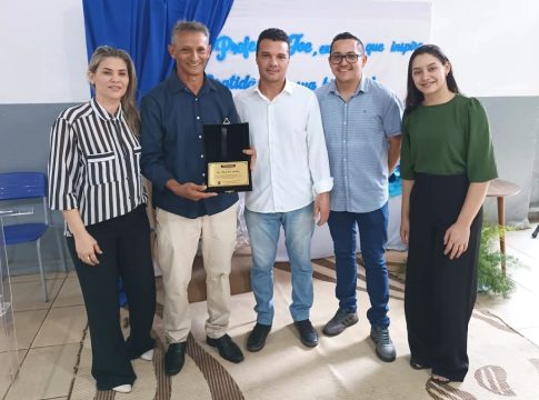 Professor Joe Alves é homenageado em almoço de despedida após 45 anos dedicados à Educação