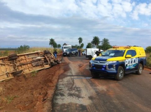 Mulher morre e marido fica gravemente ferido em acidente entre carro e caminhão na MS-295
