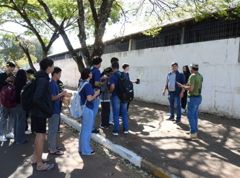 SECRETARIA DE MEIO AMBIENTE DE IGUATEMI PROMOVE PLANTIO DE ÁRVORES EM FRENTE À ESCOLA OITO DE MAIO.