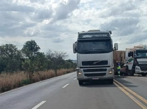 Passageira fica ferida em colisão envolvendo duas carretas na BR-163