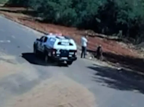 Homem cai em bueiro e moto fica com rodas para cima: ‘PM passou do lado e não parou’