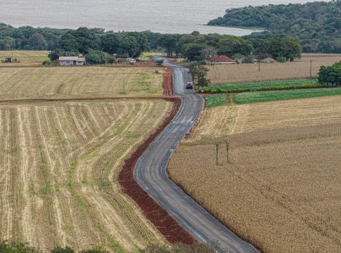 Guaíra pavimenta estrada rural da Salamanca