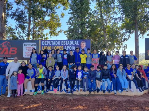 ALUNOS DA ESCOLA MUNICIPAL DE TEMPO INTEGRAL TANCREDO NEVES VISITAM PISTA DE LAÇO COMPRIDO NA FAZENDA TUNEIRAS.