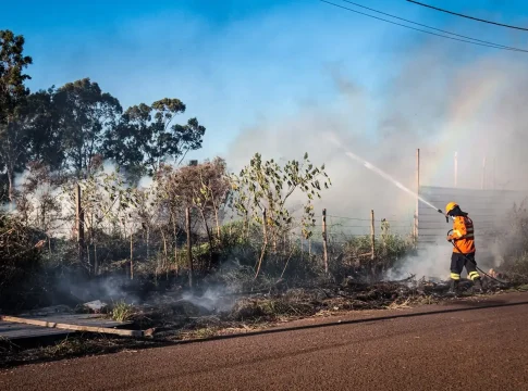 Incêndio de grandes proporções provoca prejuízos e cobre bairro de fumaça em Campo Grande