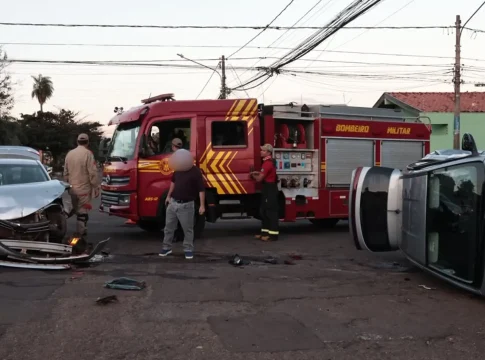 Motorista ‘fura’ pare e provoca acidente com tombamento de HB20 no Jardim dos Estados