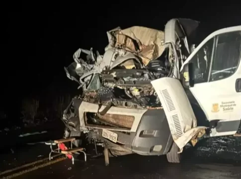 Acidente entre van da saúde de Sete Quedas, caminhão e pick-up deixa quatro mortos na MS-156