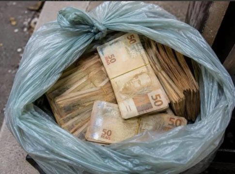 Dinheiro é encontrado dentro de lixeira em Guaíra