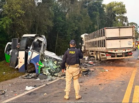 Grave acidente envolvendo micro-ônibus da saúde deixa 21 pessoas mortas no Paraná