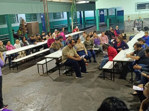 Alunos da EJA da Escola Carlos Chagas recebem palestra sobre violência doméstica no Agosto Lilás