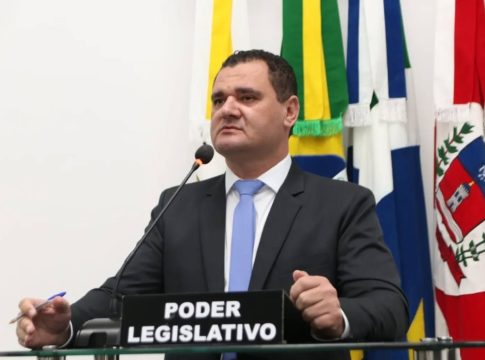 Richardson afirma que Governo Federal dificulta liberação das 90 casas populares desde 2023