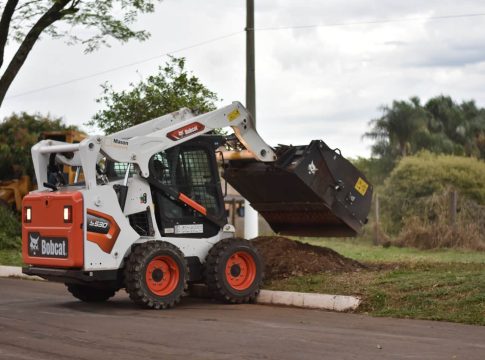 Tacuru adquiriu uma nova minicarregadeira equipada com vassoura mecânica