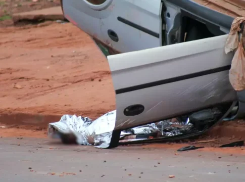 Voltando de conveniência, motorista capota carro e morre em avenida