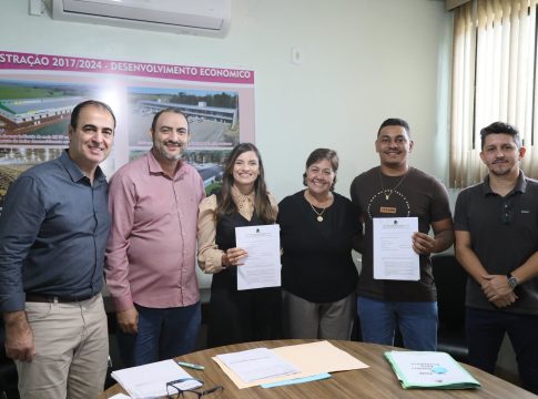 Governo de Mundo Novo empossa contadora e operador de máquinas