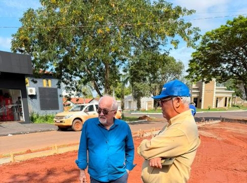 Prefeito Dr. Lídio visita obra de novo estacionamento na Igreja Matriz