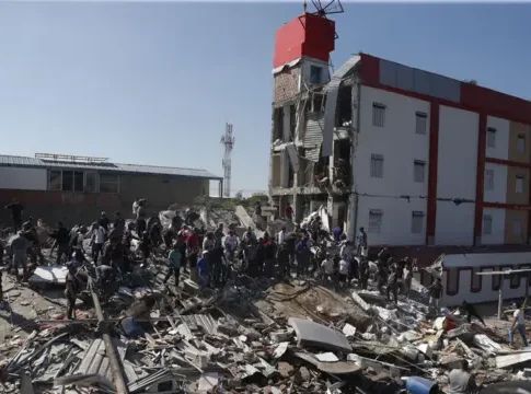 Terremoto de magnitude 7,4 atinge a Colômbia, derruba prédios e mata 111; há pessoas sob escombros