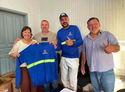 Governo de Mundo Novo entrega uniformes aos servidores da Secretaria de Obras