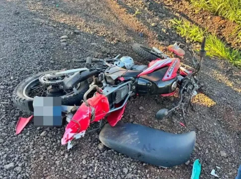 Mulher morre e homem fica ferido após colisão entre moto e caminhão