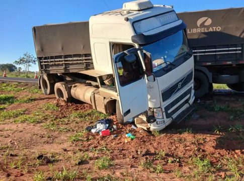 Acidente envolvendo moto e carreta deixa uma pessoa morta entre Tacuru e Amambai