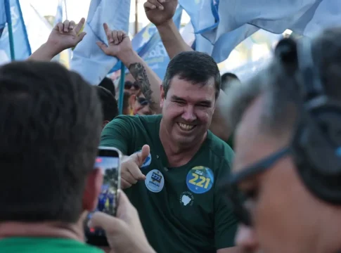 Em apoio a candidatos do PL, Riedel participa de adesivaço na Afonso Pena