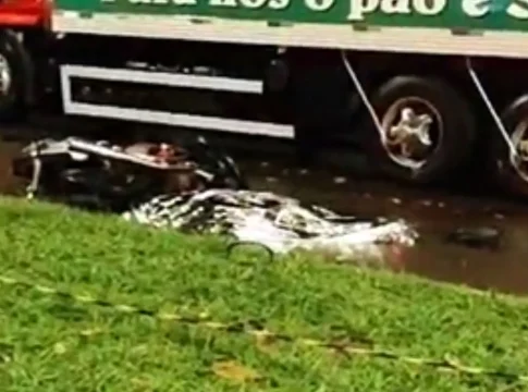Motociclista morre ao bater na traseira de caminhão parado em Dourados