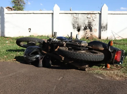 Motociclista fica ferido após bater em caminhão durante conversão na Avenida Calógeras