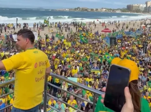 De colete à prova de balas, Flávio Bolsonaro inicia campanha no Rio de Janeiro