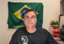 Homem suspeito de ameaçar Flávio Bolsonaro é levado para depor